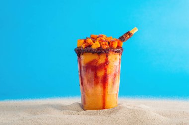 Mangonada, tipik Meksika mangolu buzlu çay sosu ve limon suyu..