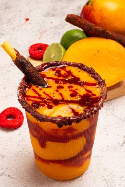 Mangonada, tipik Meksika mangolu buzlu çay sosu ve limon suyu..