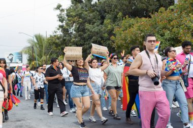 Colima, Colima. Meksika; 15 Haziran 2024: LGBT + Gurur Yürüyüşü 'nü kutlayan insanlar çok renkli bayrakları sallıyor.