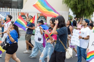 Colima, Colima. Meksika; 15 Haziran 2024: LGBT + Gurur Yürüyüşü 'nü kutlayan insanlar çok renkli bayrakları sallıyor.