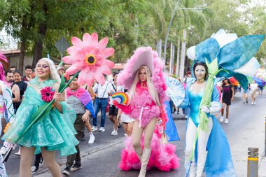 Colima, Colima. Meksika; 15 Haziran 2024: Eşcinsel Onur Yürüyüşü sırasında Drag Queen 'in Portresi.