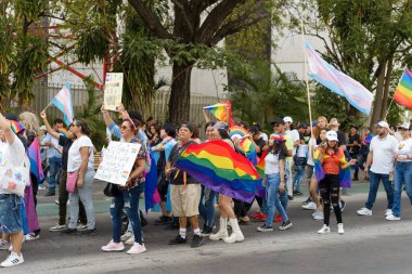 Colima, Colima. Meksika mı? 15 Haziran 2024: İnsanlar LGBT + Gurur Yürüyüşü 'nü çok renkli bayrakları sallayarak kutluyor.