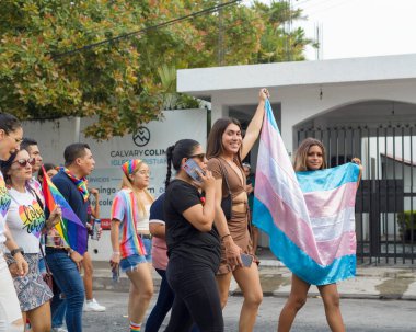 Colima, Colima. Meksika mı? 15 Haziran 2024: İnsanlar LGBT + Gurur Yürüyüşü 'nü çok renkli bayrakları sallayarak kutluyor.