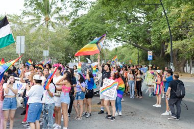 Colima, Colima. Meksika mı? 15 Haziran 2024: İnsanlar LGBT + Gurur Yürüyüşü 'nü çok renkli bayrakları sallayarak kutluyor.