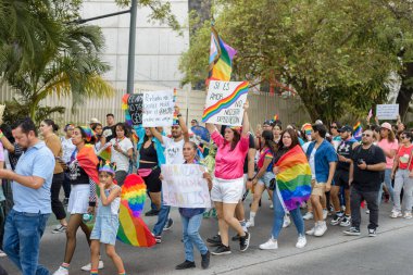 Colima, Colima. Meksika mı? 15 Haziran 2024: İnsanlar LGBT + Gurur Yürüyüşü 'nü çok renkli bayrakları sallayarak kutluyor.