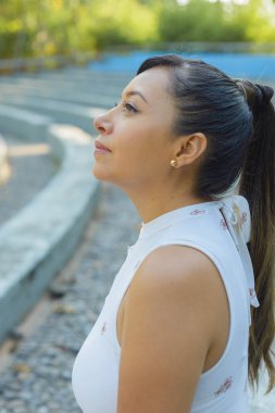 Düşünceli bir kadın portresi..