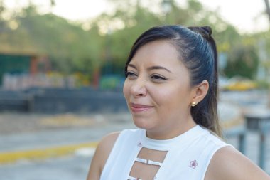 Dışarda bir kadının portresi, tiksindirici bir ifadeyle..