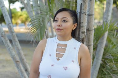 Düşünceli bir kadın portresi..