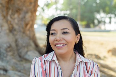 Gülümseyen güzel bir kadının açık hava portresi..