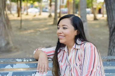 Gülümseyen güzel bir kadının açık hava portresi..