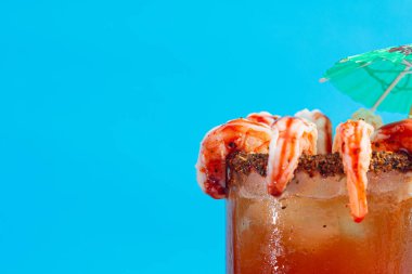 Michelada mavi arka planda karidesle süslenmiş. Boşluğu kopyala.