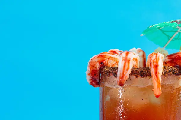 Michelada mavi arka planda karidesle süslenmiş. Boşluğu kopyala.