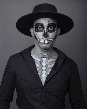 Şapka takan, kedi makyajlı bir adam. Stüdyo portresi. Ölüm Günü Kutlaması.