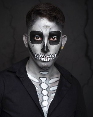 Catrin makyajlı bir adam. Stüdyo portresi. Ölüm Günü Kutlaması.