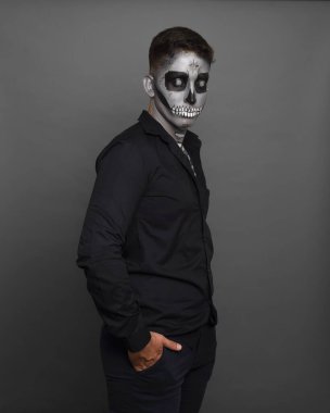 Catrin makyajlı bir adam. Stüdyo portresi. Ölüm Günü Kutlaması.