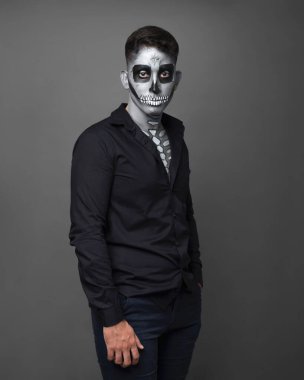 Catrin makyajlı bir adam. Stüdyo portresi. Ölüm Günü Kutlaması.