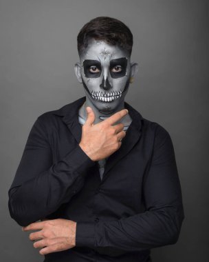 Catrin makyajlı bir adam. Stüdyo portresi. Ölüm Günü Kutlaması.