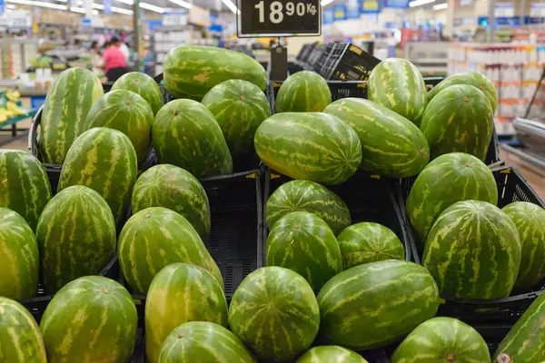 Süpermarketteki karpuzlar.