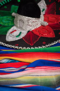 Meksika bayrağı renginde renkli bir Meksika şapkası..