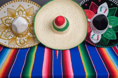 Meksika bayrağı renginde Meksika şapkaları.
