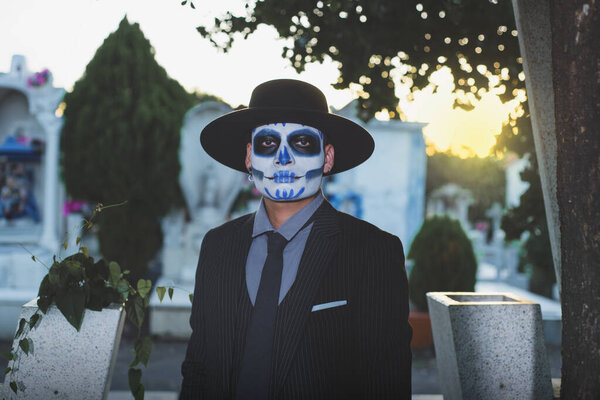 Катрин на кладбище. День мертвых празднуют. Культура Мексики.