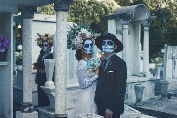 Обручённая пара, состоящая из кошек на кладбище. День мертвых праздников.