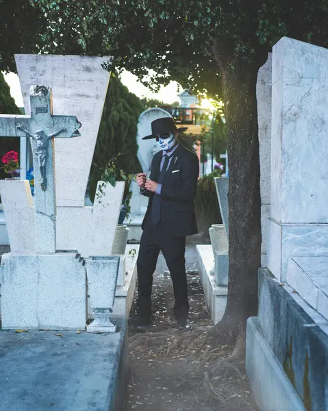 stock image Catrin in a cemetery. Day of the dead celebration. Mexican culture.