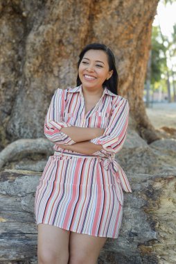 Pozitif tavırlı gülümseyen Meksikalı bir kadının açık hava portresi..