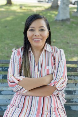 Pozitif tavırlı gülümseyen Meksikalı bir kadının açık hava portresi..