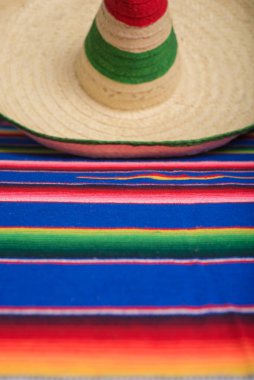 Meksika bayrağı renginde Meksika şapkaları rengarenk serapta. Gri arkaplan.