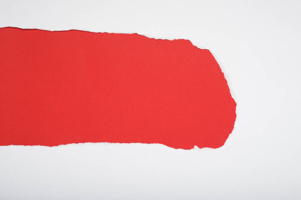 Порванная белая бумага с оранжевым фоном. Пространство для текста.