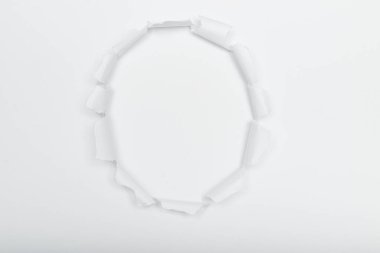 Beyaz arka planı ortaya çıkaran yırtık bir kağıt. Metin için boşluk.