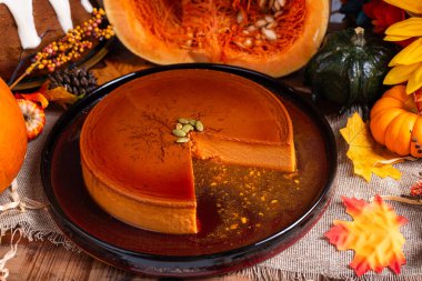 Sonbahar süslemeleriyle süslenmiş bir masada balkabağı turtası..