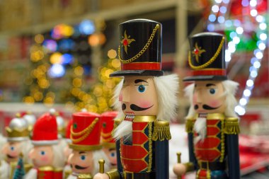 Kırmızı ve altın üniformalı, beyaz sakallı ve mavi gözlü geleneksel ahşap fındıkkıran asker oyuncağı..