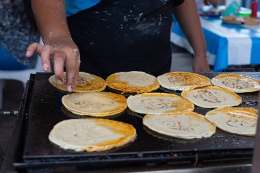 Dişi eller fırında tortilla hazırlıyor. Meksika 'da sokak yemekleri standı.