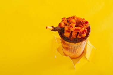 Mangonada, tipik Meksika mangolu smoothie sarı arka planda izole edilmiş. Boşluğu kopyala.