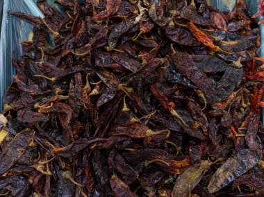 Market raflarında Guajillo biberi. Meksika 'da süpermarket raflarında kırmızı biber çeşitleri..