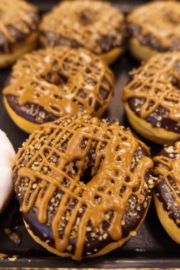 Çikolata kaplı ve gevrek fındıklı karamel kaplı birkaç çöreğin yakın plan görüntüsü..