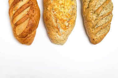 Beyaz arka planda izole edilmiş baharat ve peynirli rustik ekmek çeşitliliği.