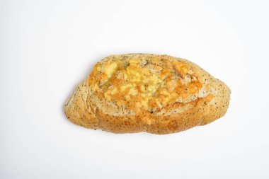 Beyaz arka planda izole edilmiş, baharat ve peynirli kırsal ekmek..