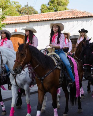 Colima, Meksika, 14 Şubat 2024. Colima, Meksika 'daki Villa de Alvarez Panayırı Kadın Süvari Alayı sırasında şehirde ata binen kadınlar..