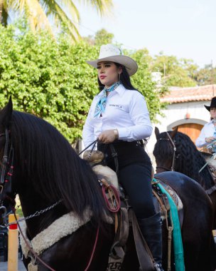 Colima, Meksika, 14 Şubat 2024. Colima, Meksika 'daki Villa de Alvarez Panayırı Kadın Süvari Alayı sırasında şehirde ata binen kadınlar..