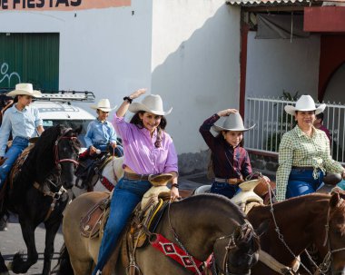 Colima, Meksika, 14 Şubat 2024. Colima, Meksika 'daki Villa de Alvarez Panayırı Kadın Süvari Alayı sırasında şehirde ata binen kadınlar..