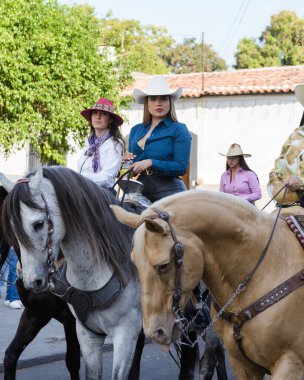 Colima, Meksika, 14 Şubat 2024. Colima, Meksika 'daki Villa de Alvarez Panayırı Kadın Süvari Alayı sırasında şehirde ata binen kadınlar..