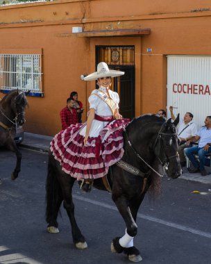 Colima, Meksika, 14 Şubat 2024. Colima, Meksika 'daki Villa de Alvarez Panayırı Kadın Süvari Alayı sırasında şehirde ata binen kadınlar..