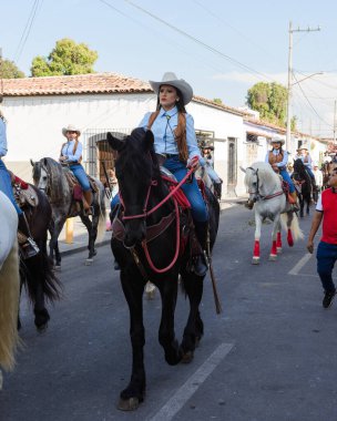 Colima, Meksika, 14 Şubat 2024. Colima, Meksika 'daki Villa de Alvarez Panayırı Kadın Süvari Alayı sırasında şehirde ata binen kadınlar..
