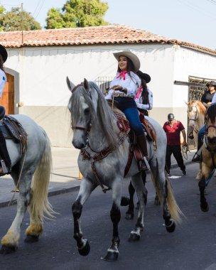 Colima, Meksika, 14 Şubat 2024. Colima, Meksika 'daki Villa de Alvarez Panayırı Kadın Süvari Alayı sırasında şehirde ata binen kadınlar..