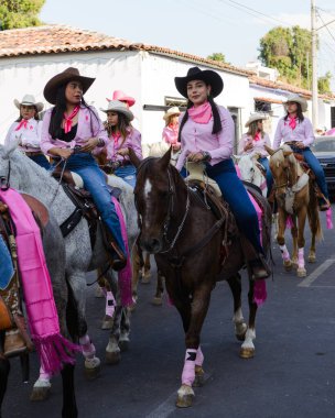 Colima, Meksika, 14 Şubat 2024. Colima, Meksika 'daki Villa de Alvarez Panayırı Kadın Süvari Alayı sırasında şehirde ata binen kadınlar..