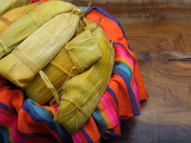 Renkli bir masa örtüsü üzerinde Tamale. Meksika yemeği. Boşluğu kopyala.