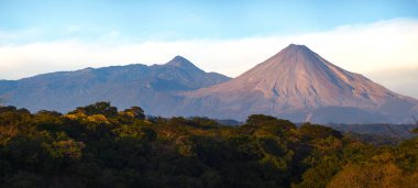 Colima, Meksika 'daki iki görkemli volkanın nefes kesici manzarası..